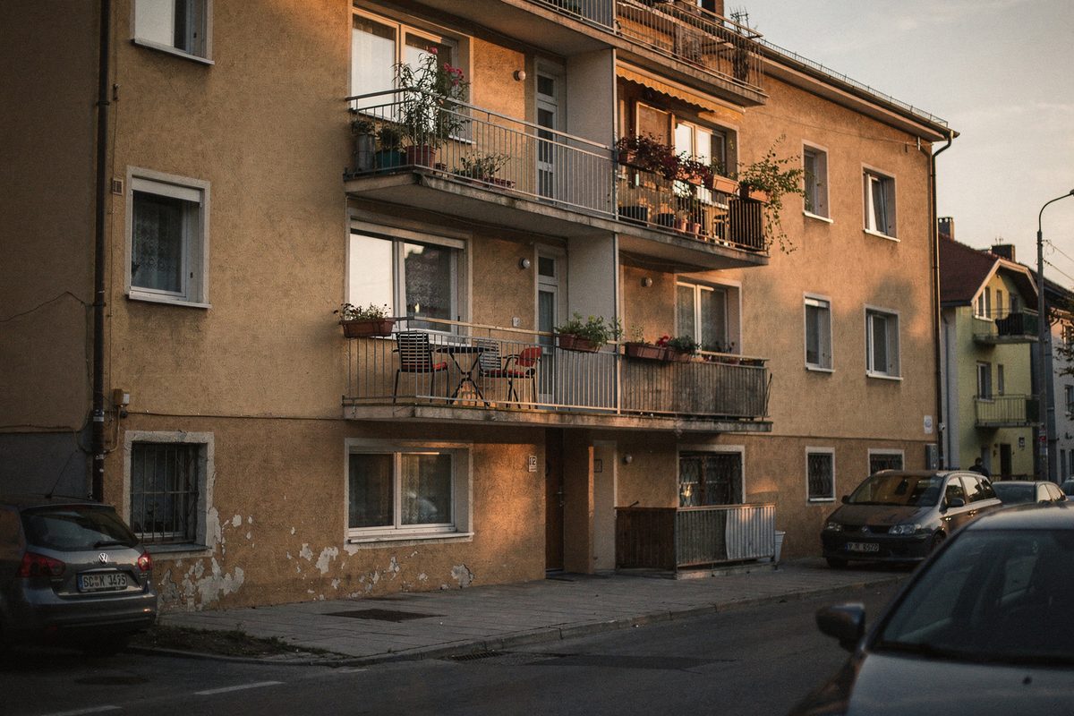 Mehrstöckiges Wohnhaus mit Putzfassade in einer Grazer Wohnstraße