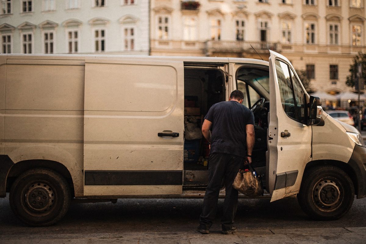 Techniker lädt eine Werkzeugtasche aus einem Servicewagen in Graz